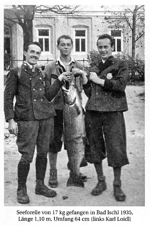 Seeforelle von 17 Kg gefangen in Bad Ischl 1935, Länge 1,10 m, Umfang 64 cm (links Karl Loidl)
